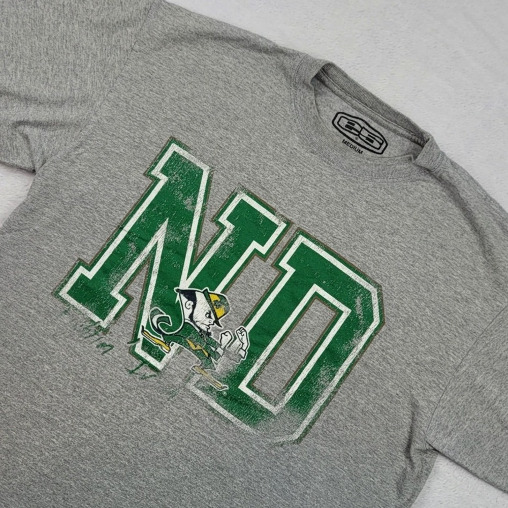 G-III Sports Notre Dame Fighting Irish T-Shirt Mens Medium Gray Distressed Logo